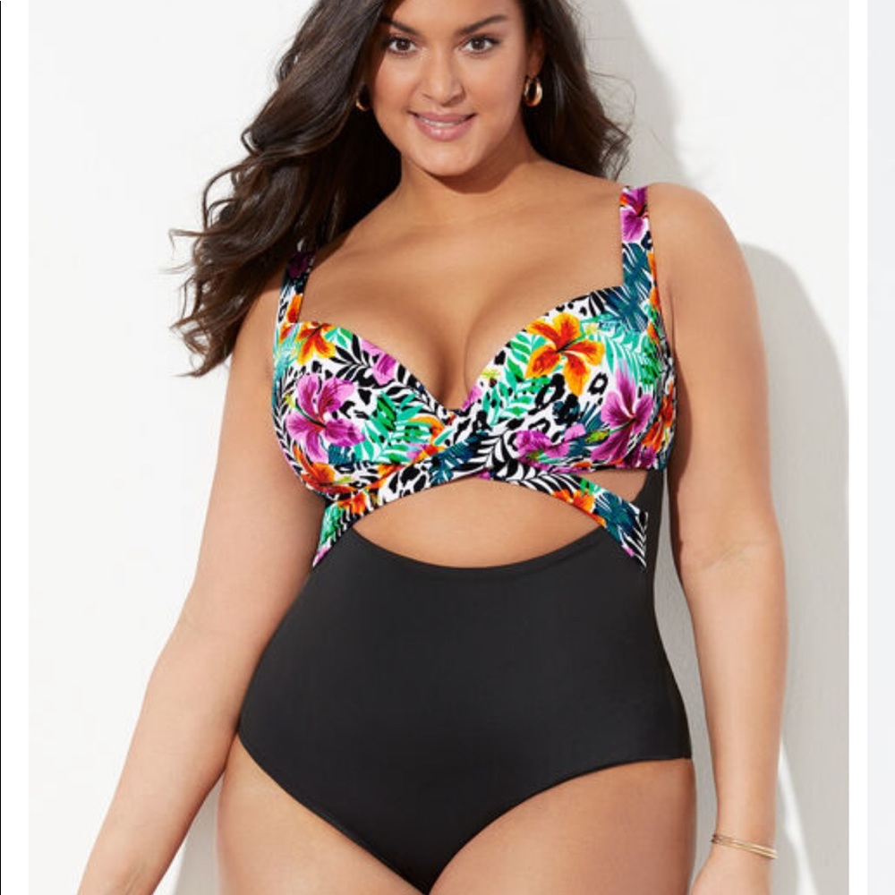 Cut out underwire swimsuit